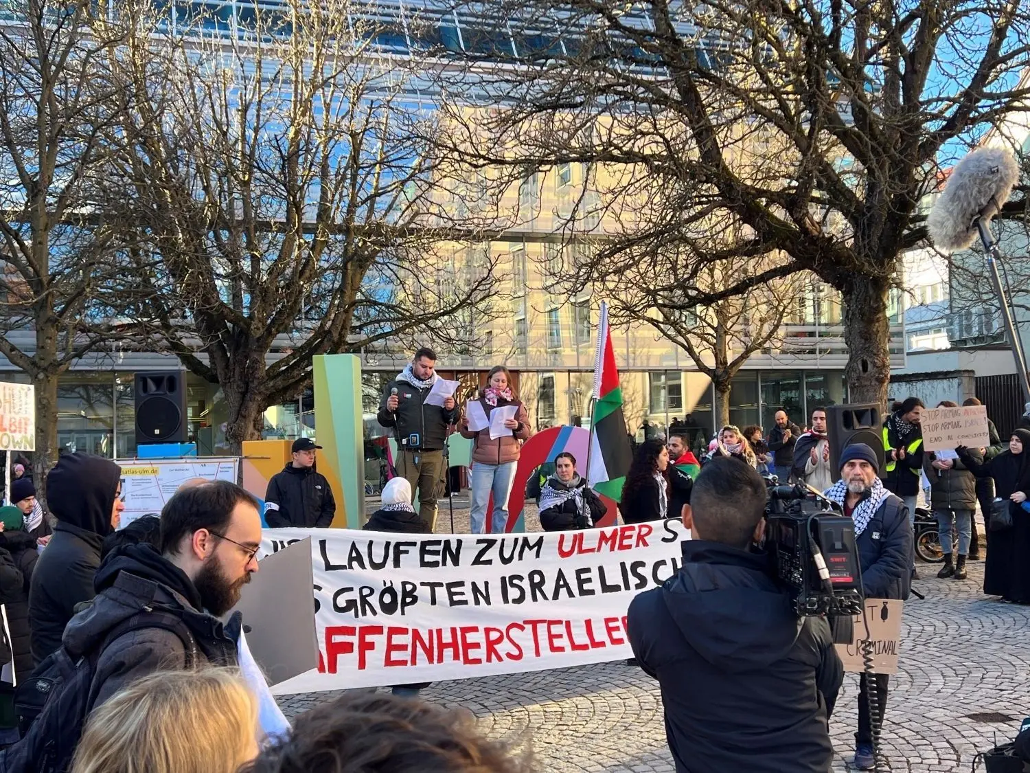 Mehrere Teilnehmer erzählten bei der Kundgebung am Rathaus von ihren Erfahrungen aus dem täglichen Leben in Gaza.