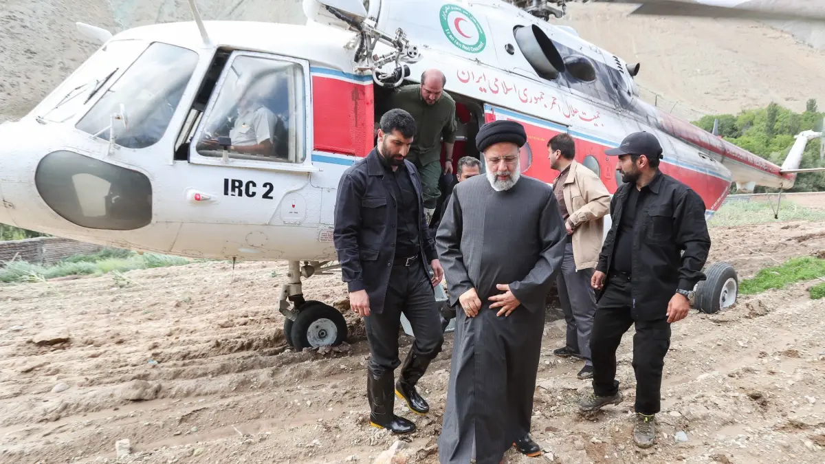 Irans Präsident Raisi tot nach Helikopter–Absturz: HANDOUT - 30.07.2022, Iran, Firuzkuh: Die vom iranischen Präsidialamt via ZUMA zur Verfügung gestellte Aufnahme zeigt Ebrahim Raisi, Präsident des Irans, bei einem Besuch in einem von Überschwemmungen betroffenen Gebiet. Bei dem Absturz des Präsidenten-Hubschraubers im Iran sind Staatsmedien zufolge alle Insassen ums Leben gekommen. Unter den neun Toten sind Präsident Ebrahim Raisi und Außenminister Hussein Amirabdollahian, wie die staatliche Nachrichtenagentur Irna und das Staatsfernsehen am Montag berichteten. Foto: Iranian Presidency/ZUMA Press Wire/dpa - ACHTUNG: Nur zur redaktionellen Verwendung und nur mit vollständiger Nennung des vorstehenden Credits +++ dpa-Bildfunk +++