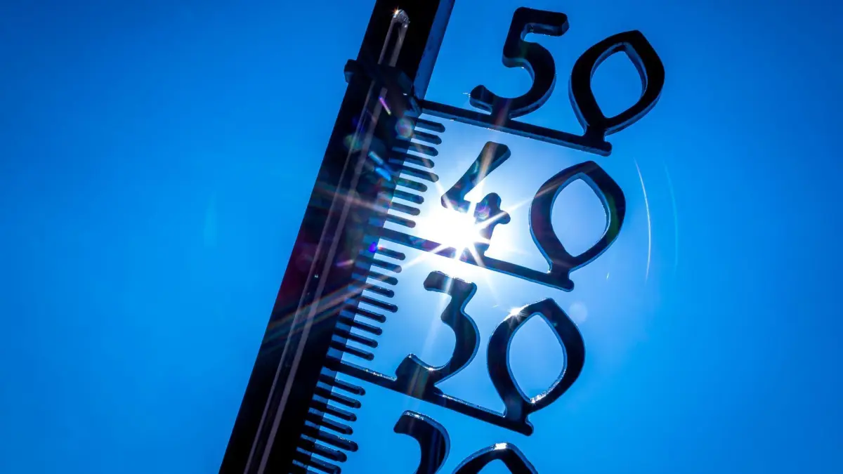 Hitze: ARCHIV - 19.07.2022, Mecklenburg-Vorpommern, Schwerin: Ein Thermometer an einem heißen Tag (zu dpa: «Studie: Jedem fünften Jugendlichen ist Klimawandel kein Begriff») Foto: Jens Büttner/dpa +++ dpa-Bildfunk +++