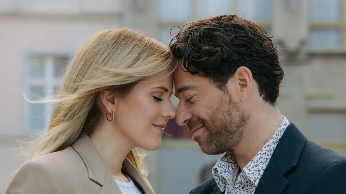 Alicia (Josefin Bressel) und Carlos (Patrick Fernandez) sind seit kurzem ein Paar.
