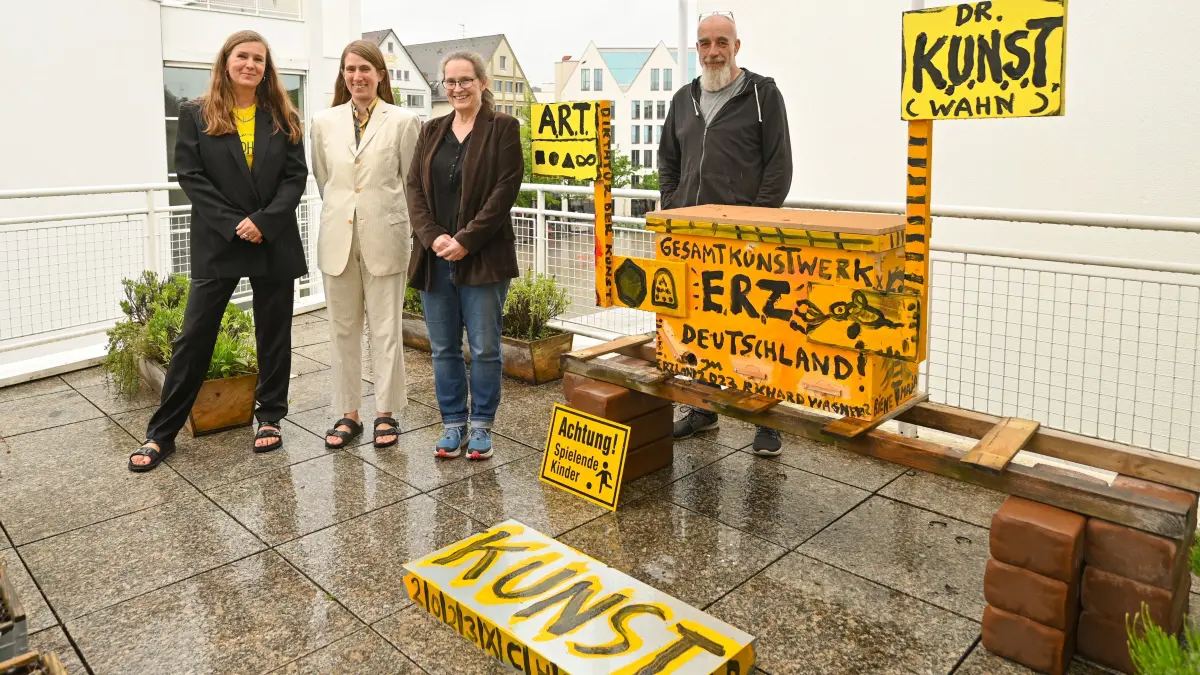 Ulm, Stadthaus - Die Stadthaus-Bienen beziehen den Bienenkasten von Künstler Jonathan Meese. Nadja Wollinsky und ihre Tochter Wanda gwinnen den Bienenkasten bei einem Preiausschreiben.Stadthaus-Imker und Veranstaltungsmanager Franz Nägele betreut die Bienen.