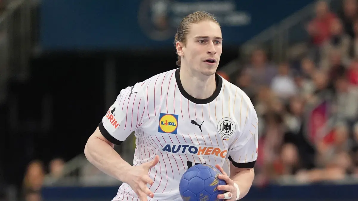 Handball–Nationalspieler Juri Knorr: ARCHIV - 16.03.2024, Niedersachsen, Hannover: Handball: Olympia-Qualifikation, Qualifikation, Turnier 2, 2. Spieltag, Deutschland - Kroatien, in der ZAG Arena. Deutschlands Juri Knorr in Aktion. Spielen Knorr und Co. bald eine WM in Afrika? (zu dpa: «WM in der Karibik? Wie der Handball um globale Relevanz kämpft») Foto: Marcus Brandt/dpa +++ dpa-Bildfunk +++