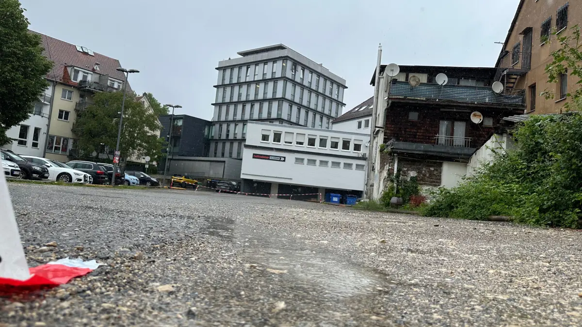 Die Obere Wässere in Reutlingen hat sich über drei Jahrzehnte zu einem Vorzeigequartier entwickelt. Was noch fehlt, sind die Gebäude der Albstraße 4 und 10; hier ist die Rückseite der Objekte aus Perspektive der Markthalle zu sehen.