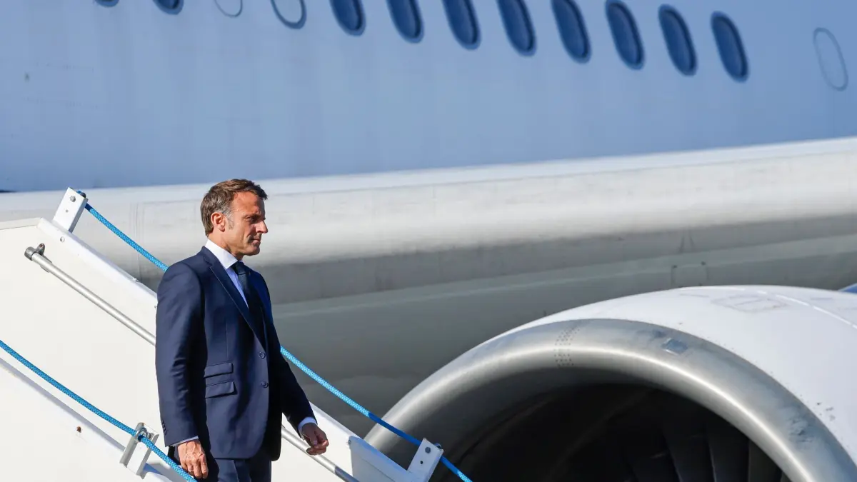 Proteste in Neukaledonien: 23.05.2024, Neukaledonien, Noumea: Der französische Präsident Emmanuel Macron verlässt sein Flugzeug bei der Ankunft auf dem internationalen Flughafen Noumea ñ La Tontouta in Noumea, Neukaledonien. Macron ist im von Unruhen heimgesuchten Neukaledonien gelandet, nachdem er mit dem Flugzeug von Paris aus den Globus überquert hatte, um seine Unterstützung für die französische Inselgruppe im Pazifik zu bekunden, die von tödlichen Unruhen heimgesucht wird und deren indigene Bevölkerung seit langem die Unabhängigkeit von Frankreich anstrebt. Foto: Ludovic Marin/AFP Pool via AP/dpa +++ dpa-Bildfunk +++