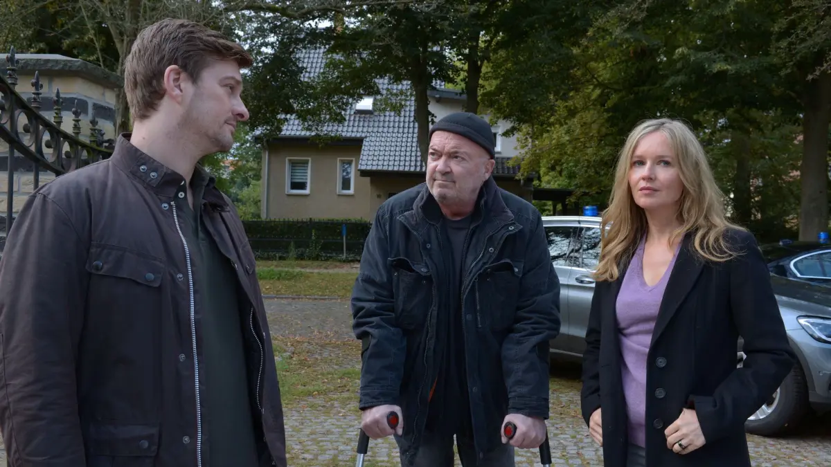 Sebastian (Matthi Faust, l.), Otto (Florian Martens, M.) und Linett (Stefanie Stappenbeck, r.) ermitteln in ihrem 85. Fall.