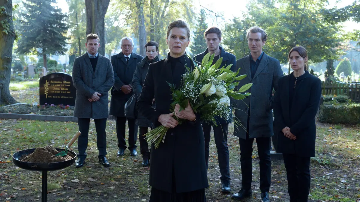 Als das Familienoberhaupt plötzlich stirbt und das Testament verschwindet, werden die Familienmitglieder zu Mordverdächtigen.