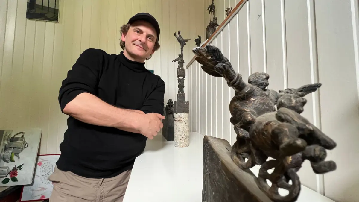 Andreas Futter, Künstler, Bildhauer aus Reitprechts, Schwäbisch Gmünd, erschafft den Stelzenläufer für den Hirschkreisel in Eislingen, Kreiselkunst