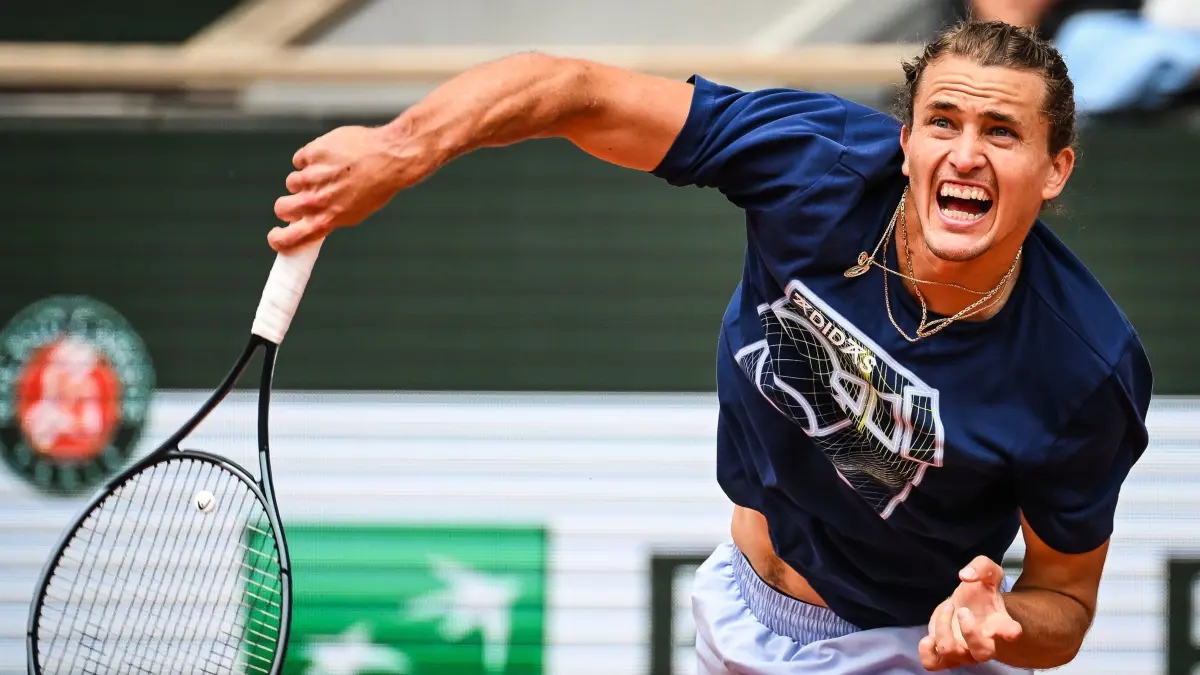 Tennis French Open — Training: 23.05.2024, Frankreich, Paris: Alexander Zverev aus Deutschland in Aktion während einer Trainingseinheit des Grand-Slam-Tennisturniers French Open 2024, im Roland-Garros-Stadion. Das Turnier beginnt am 26.05.2024. Foto: Matthieu Mirville/ZUMA Press Wire/dpa +++ dpa-Bildfunk +++