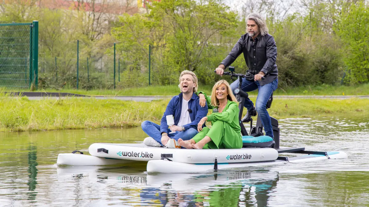 Die Löwen Nils Glagau (r.), Dagmar Wöhrl und Tillman Schulz (l.) machen eine Probefahrt mit dem eWater.Bike.