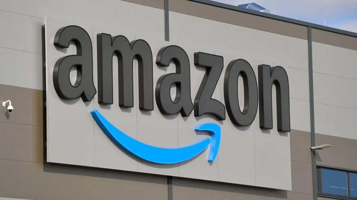 ARCHIV - 02.04.2020, Brandenburg, Kiekebusch: Das Logo von Amazon, (Amazon.com, Inc., börsennotierter US-amerikanischer Onlineversandhändler), am Versandlager in Kiekebusch, einem Ortsteil der Gemeinde Schönefeld im Landkreis Dahme-Spreewald. Das Bundeskartellamt will nach Google und dem Facebook-Konzern Meta auch bei Amazon eine schärfere Wettbewerbskontrolle durchsetzen. (zu dpa «Kartellamt mit härterer Wettbewerbskontrolle auch bei Amazon») Foto: Patrick Pleul/dpa-Zentralbild/dpa +++ dpa-Bildfunk +++
