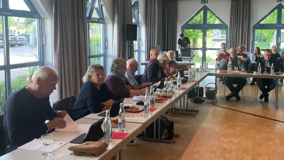 Die SPD-Fraktion im Gaildorfer Gemeinderat. Von links: Axel Spix, Silke Manderscheid, Fraktionssprecherin Christel Hofmann-Alber, Martin Bohn, Christina Schlögl, Martin Frey. Dahinter von links: Dieter Kehrer und Bernhard Geißler (offene Liste), Ulrich Stahl (Freie Wähler).
