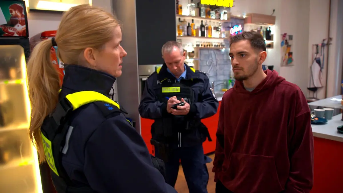 Malte (Samuel Bartz) wird von der Polizei festgenommen.