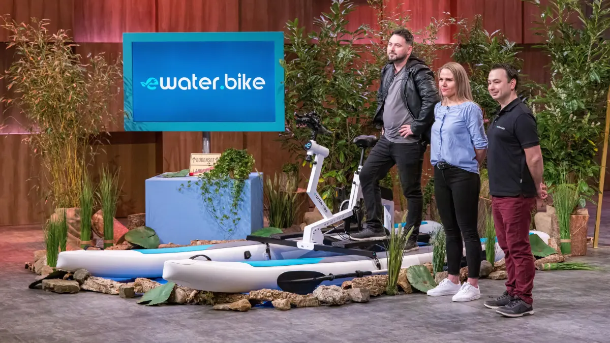 Das Gründer-Trio Johannes Gärtner (l.), Tanja Himmelreich und Alexander Dudin (r.) pitcht am 27.05.2024 in „Die Höhle der Löwen“ sein Produkt eWater.Bike.