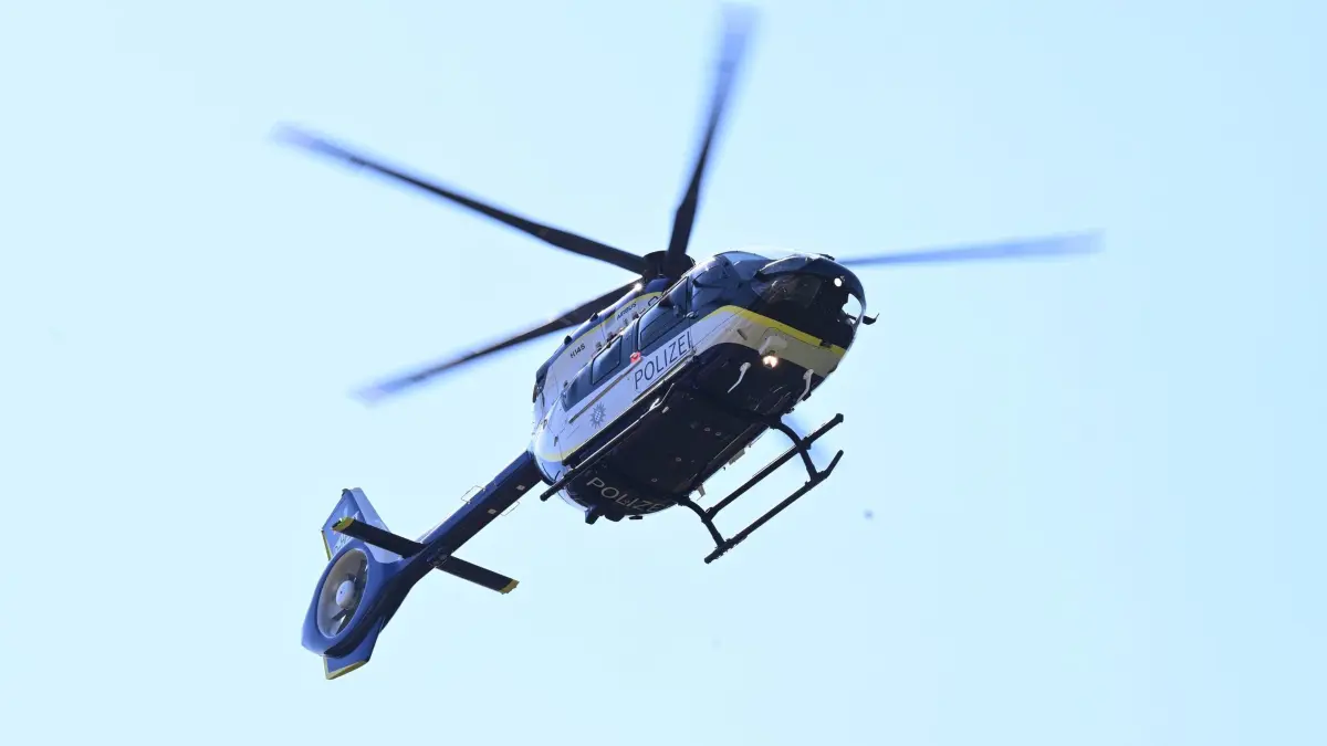 Polizeihubschrauber — Symbolbild: ARCHIV - 22.08.2023, Bayern, München: Ein Helikopter vom Typ Airbus H145 fliegt bei der Vorstellung eines neuen Polizeihubschraubers vom Gelände der I. Bereitschaftspolizeiabteilung ab. (zu dpa: «Autodieb verunglückt: Suche mit Hubschrauber und Fährtenhund») Foto: Felix Hörhager/dpa +++ dpa-Bildfunk +++