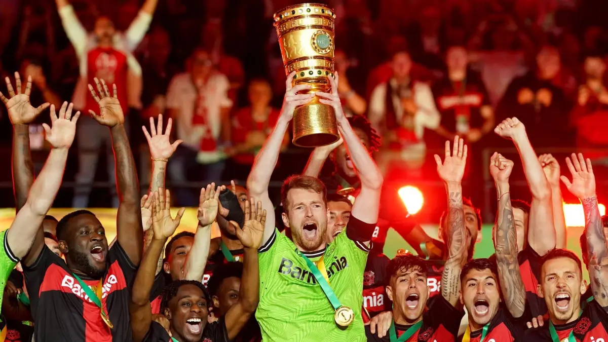 1. FC Kaiserslautern — Bayer 04 Leverkusen: 25.05.2024, Berlin: Fußball: DFB-Pokal, 1. FC Kaiserslautern - Bayer Leverkusen, Finale, Olympiastadion. Leverkusens Torhüter Lukas Hradecky jubelt nach dem Sieg mit der Trophäe. WICHTIGER HINWEIS: Gemäß den Vorgaben der DFL Deutsche Fußball Liga bzw. des DFB Deutscher Fußball-Bund ist es untersagt, in dem Stadion und/oder vom Spiel angefertigte Fotoaufnahmen in Form von Sequenzbildern und/oder videoähnlichen Fotostrecken zu verwerten bzw. verwerten zu lassen. Foto: Uwe Anspach/dpa +++ dpa-Bildfunk +++