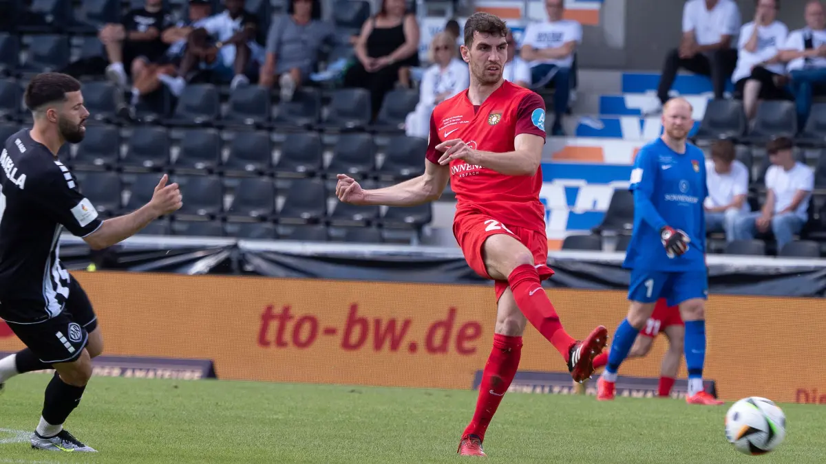 GER, SG Sonnenhof Grossaspach vs. VfR Aalen, Fussball, DB Regio–wfv–Pokal, Finale, Spielzeit 2023/2024, 25.05.2024: Arbnor Nuraj (SG Sonnenhof Grossaspach, #25) am Ball
GER, SG Sonnenhof Grossaspach vs. VfR Aalen, Fussball, DB Regio-wfv-Pokal, Finale, Spielzeit 2023/2024, 25.05.2024
Foto: Eibner-Pressefoto/Carsten Schwering