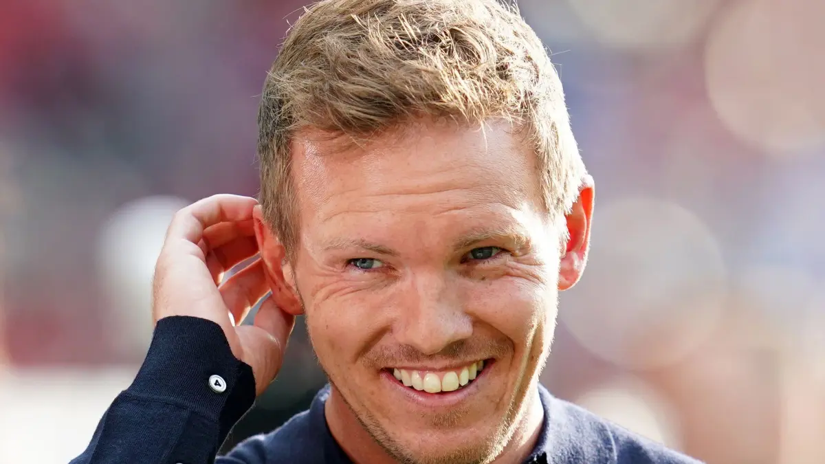 1. FC Kaiserslautern — Bayer 04 Leverkusen: 25.05.2024, Berlin: Fußball: DFB-Pokal, 1. FC Kaiserslautern - Bayer Leverkusen, Finale, Olympiastadion. Bundestrainer Julian Nagelsmann steht vor dem Spiel zu einem Interview bereit. WICHTIGER HINWEIS: Gemäß den Vorgaben der DFL Deutsche Fußball Liga bzw. des DFB Deutscher Fußball-Bund ist es untersagt, in dem Stadion und/oder vom Spiel angefertigte Fotoaufnahmen in Form von Sequenzbildern und/oder videoähnlichen Fotostrecken zu verwerten bzw. verwerten zu lassen. Foto: Uwe Anspach/dpa +++ dpa-Bildfunk +++