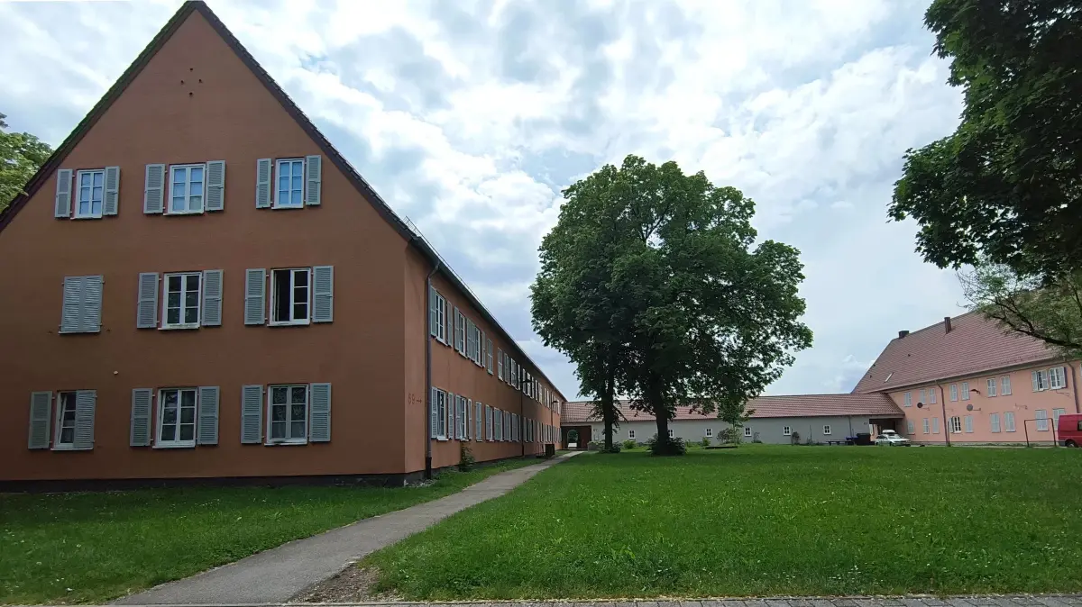 Vor einem dieser Fenster der städtischen Wohnheime in der Burgbergstrasse soll eine Frau vom Angeklagten gewürgt worden sein.