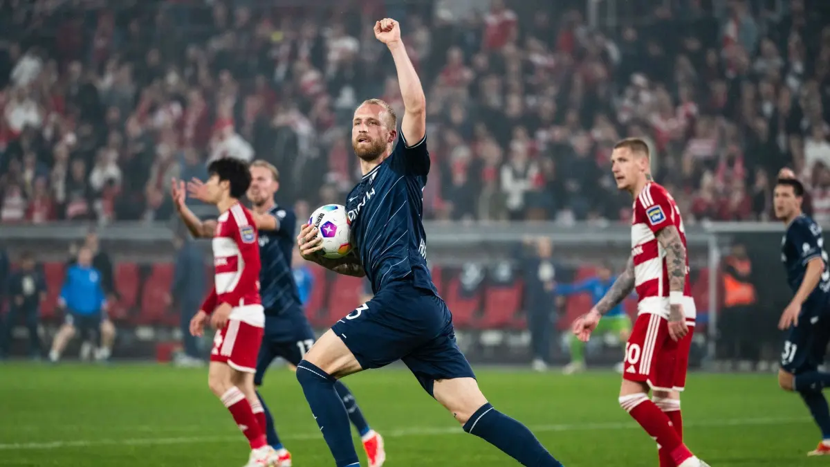 Fortuna Düsseldorf — VfL Bochum: 27.05.2024, Nordrhein-Westfalen, Düsseldorf: Fußball: Bundesliga - Relegation, Fortuna Düsseldorf - VfL Bochum, Relegation, Rückspiele, Merkur Spiel-Arena. Bochums Philipp Hofmann jubelt nach seinem Treffer zum 0:2. Foto: Marius Becker/dpa - WICHTIGER HINWEIS: Gemäß den Vorgaben der DFL Deutsche Fußball Liga bzw. des DFB Deutscher Fußball-Bund ist es untersagt, in dem Stadion und/oder vom Spiel angefertigte Fotoaufnahmen in Form von Sequenzbildern und/oder videoähnlichen Fotostrecken zu verwerten bzw. verwerten zu lassen. +++ dpa-Bildfunk +++