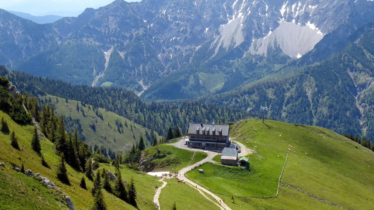 Rotwandhaus: ARCHIV - 13.06.2020, Bayern, Schliersee: Wanderwege führen zu Rotwandhaus des Deutsche Alpenvereins (DAV) im Mangfallgebirge. Sie liegt auf einer Höhe von 1737 Meter. (zu dpa: «Wanderer klagen über Magen-Darm-Beschwerden - Rotwandhaus geschlossen») Foto: Angelika Warmuth/dpa +++ dpa-Bildfunk +++