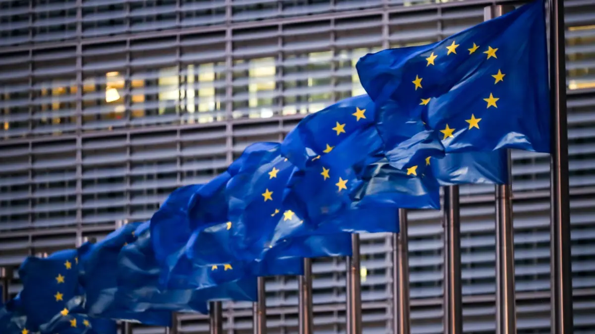 Flaggen vor der EU–Kommission