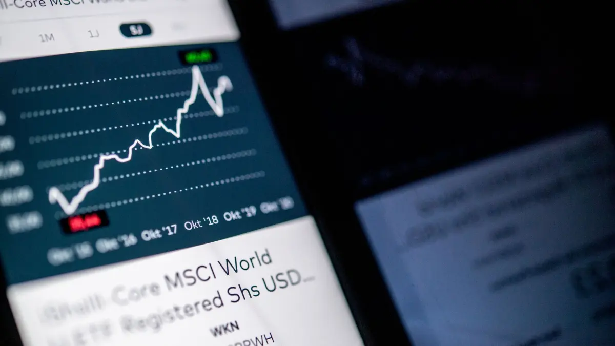 MSCI World Index auf einem Smartphone: ILLUSTRATION - Langfristige Anlage lohnt sich: Auch wer vor Krisen investiert hat, kann positive Renditen erzielen. Entscheidend sind eine breite Streuung und ein langer Anlagehorizont. (zu dpa: «Börsenanlage: Haltedauer sticht Einstiegszeitpunkt aus») Foto: Zacharie Scheurer/dpa-mag - Honorarfrei nur für Bezieher des Dienstes dpa-Magazin +++ dpa-Magazin +++