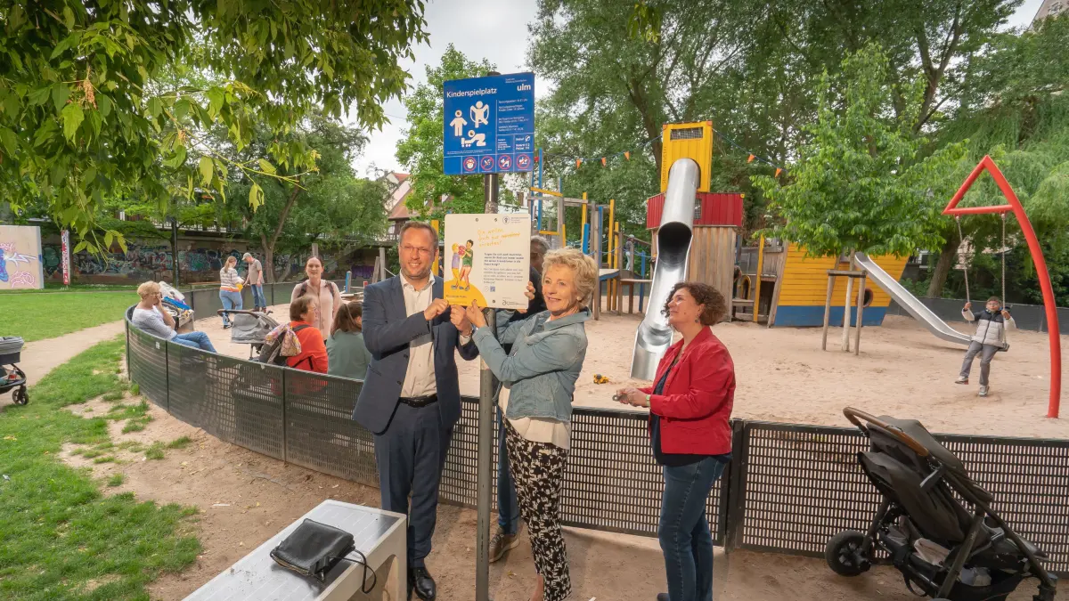 50 Jahre Kinderschutzbund Ulm/Neu-Ulm: OB Martin Ansbacher enthüllt das erste Jubiläums-Schild am Spielplatz Lautenberg