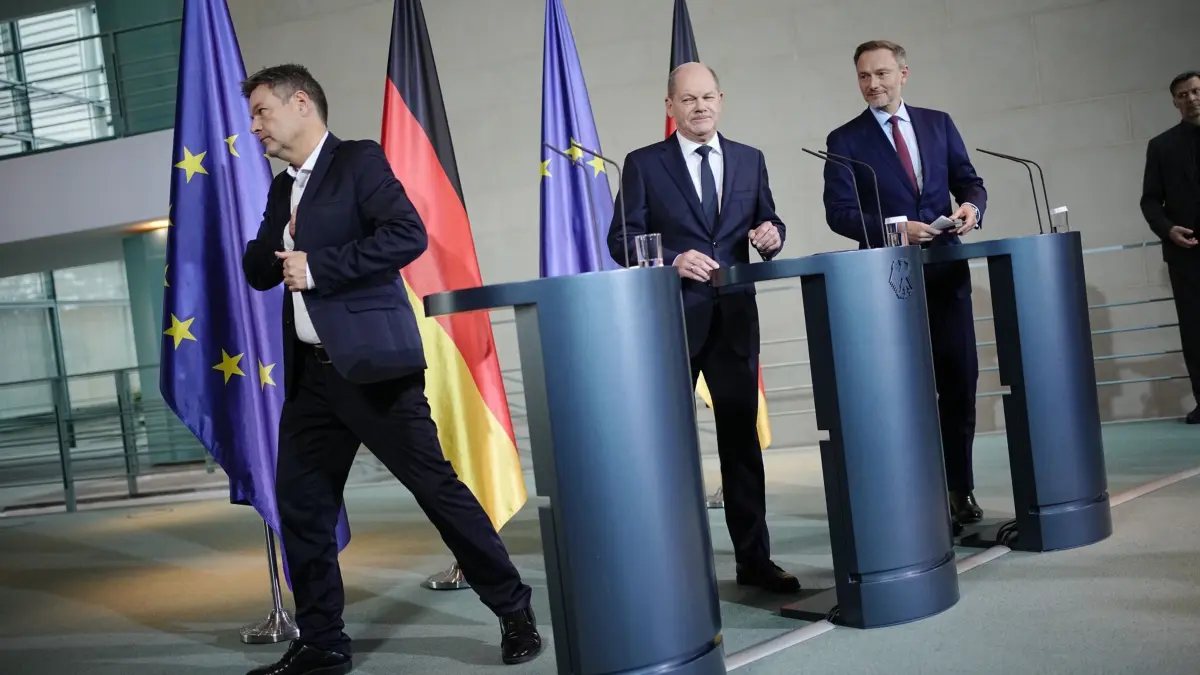 Bundesverfassungsgericht kippt den Nachtragshaushalt 2021: ARCHIV - 15.11.2023, Berlin: Christian Lindner (r-l, FDP), Bundesminister der Finanzen, Bundeskanzler Olaf Scholz (SPD) und Robert Habeck (Bündnis 90/Die Grünen), Bundesminister für Wirtschaft und Klimaschutz, verlassen ein Pressestatement nach dem Urteil des Bundesverfassungsgerichts zum Nachtragshaushalt 2021. Das Bundesverfassungsgericht hat nach einer Klage der Union den Nachtragshaushalt 2021 gekippt. Foto: Kay Nietfeld/dpa +++ dpa-Bildfunk +++