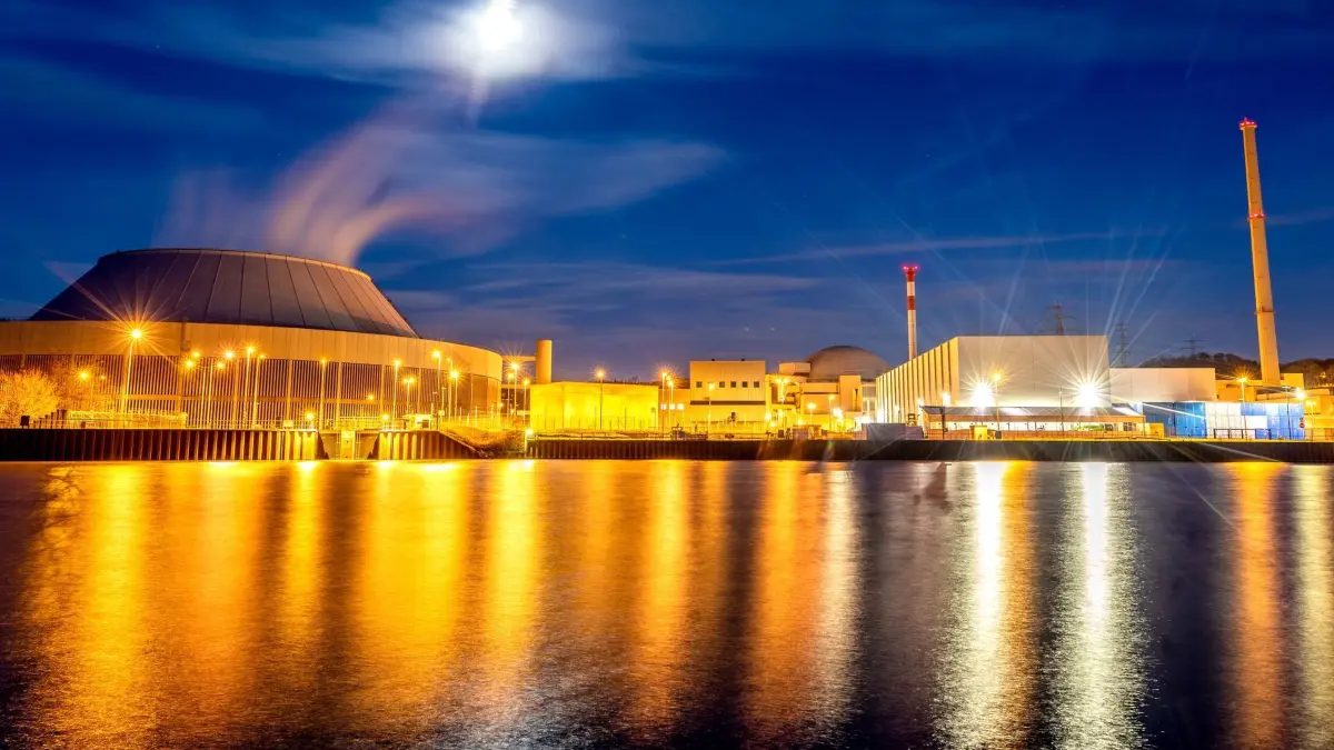 Kernkraftwerk Neckarwestheim: ARCHIV - 04.04.2023, Baden-Württemberg, Neckarwestheim: Der Mond leuchtet zur blauen Stunde über dem Kernkraftwerk Neckarwestheim. Laut Atomgesetz soll die endgültige Abschaltung des Kraftwerkes am 15. April erfolgen. Foto: Christoph Schmidt/dpa +++ dpa-Bildfunk +++