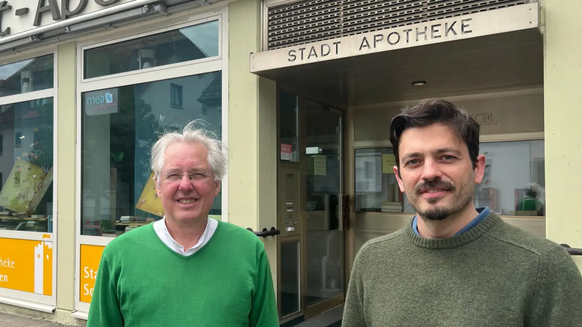 Wechsel in der Stadt-Apotheke Schelklingen: Hans-Ulrich Matschak (rechts) übernimmt die Leitung von Kurt-Jürgen Rauch