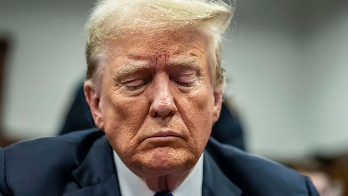 Strafprozess gegen Ex–US–Präsident Trump in Manhattan: 30.05.2024, USA, New York: Der ehemalige US-Präsident Donald Trump erscheint vor dem Strafgericht in Manhattan. Die Beratungen der Geschworenen in Trumps strafrechtlichem Schweigegeldprozess gehen in den zweiten Tag. Die Geschworenen stehen vor der schweren Aufgabe, die Schuld oder Unschuld des ehemaligen US-Präsidenten neben den Fakten des Falles zu beurteilen. Foto: Mark Peterson/POOL New York Magazine/AP/dpa +++ dpa-Bildfunk +++