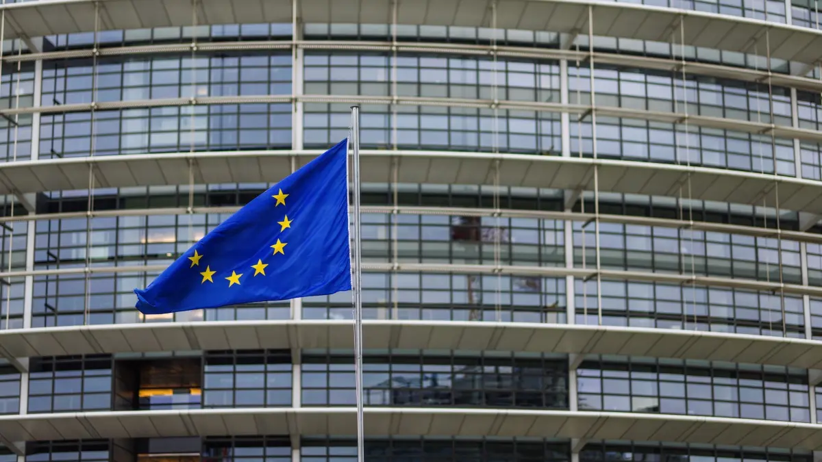 Das Europäische Parlament: 29.05.2024, Frankreich, Straßburg: Die Flagge der Europäischen Union weht vor dem Gebäude des Europäischen Parlaments im Wind. (zu dpa: «Umfrage: Interesse an Europawahl steigt») Foto: Philipp von Ditfurth/dpa +++ dpa-Bildfunk +++