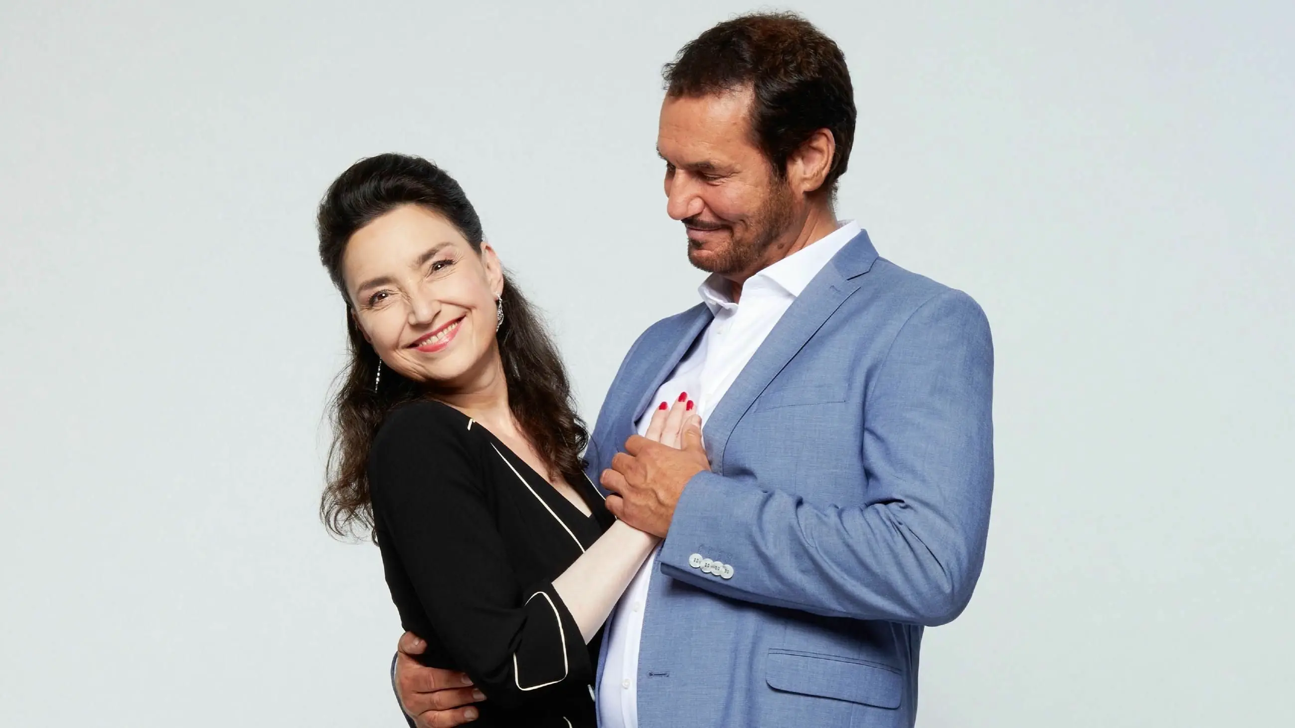 Simone (Tatjana Clasing) hat eine schwere Hirn-OP hinter sich. Richard (Silvan-Pierre Leirich) macht sich große Sorgen um seine Frau.