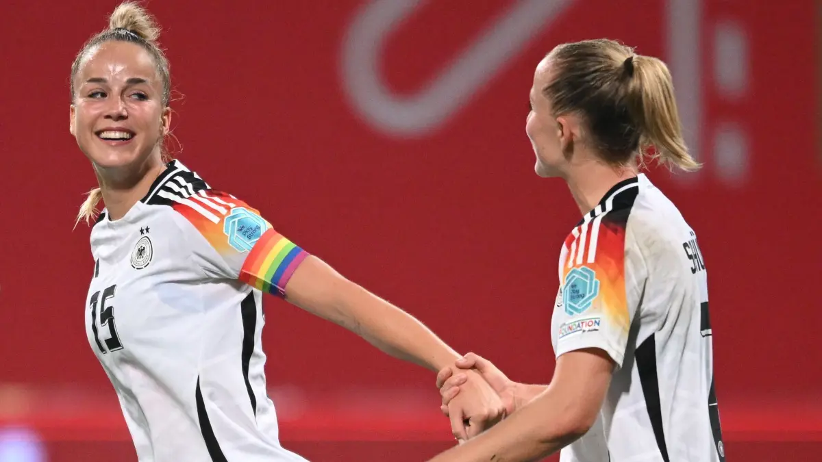Deutschland — Polen: 31.05.2024, Mecklenburg-Vorpommern, Rostock: Fußball, Frauen: EM-Qualifikation, Deutschland - Polen, Liga A, Gruppe 4, 3. Spieltag, Ostseestadion. Deutschlands Torschützinnen Giulia Gwinn (l) und Lea Schüller jubeln über ein Tor. Foto: Sebastian Christoph Gollnow/dpa +++ dpa-Bildfunk +++