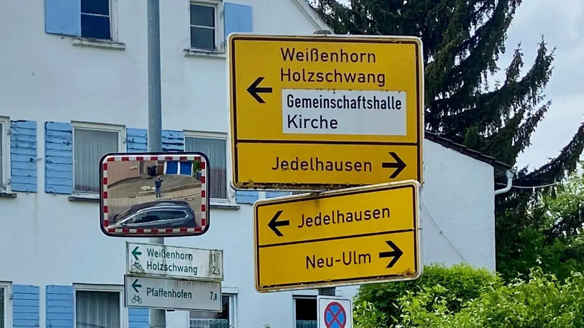 Nach rechts oder nach links? Hauptsache nach Jedelhausen!
