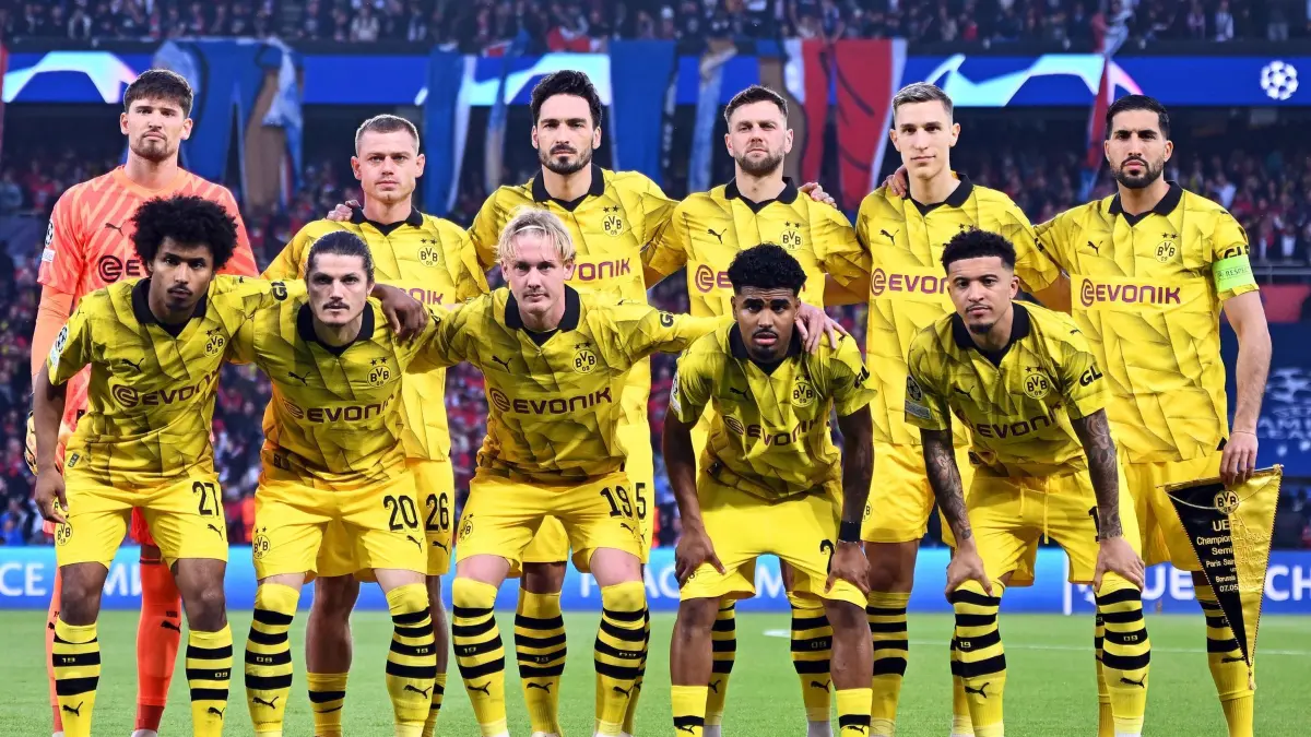 Borussia Dortmund: ARCHIV - 07.05.2024, Frankreich, Paris: Fußball: Champions League, Paris Saint-Germain (PSG) - Borussia Dortmund, Halbfinale, Rückspiel, Parc des Princes. Dortmunds Spieler stehen vor dem Spiel für das Mannschaftsfoto zusammen. (zu dpa: «Voraussichtliche Mannschaften, Fußball-Champions-League») Foto: Robert Michael/dpa +++ dpa-Bildfunk +++