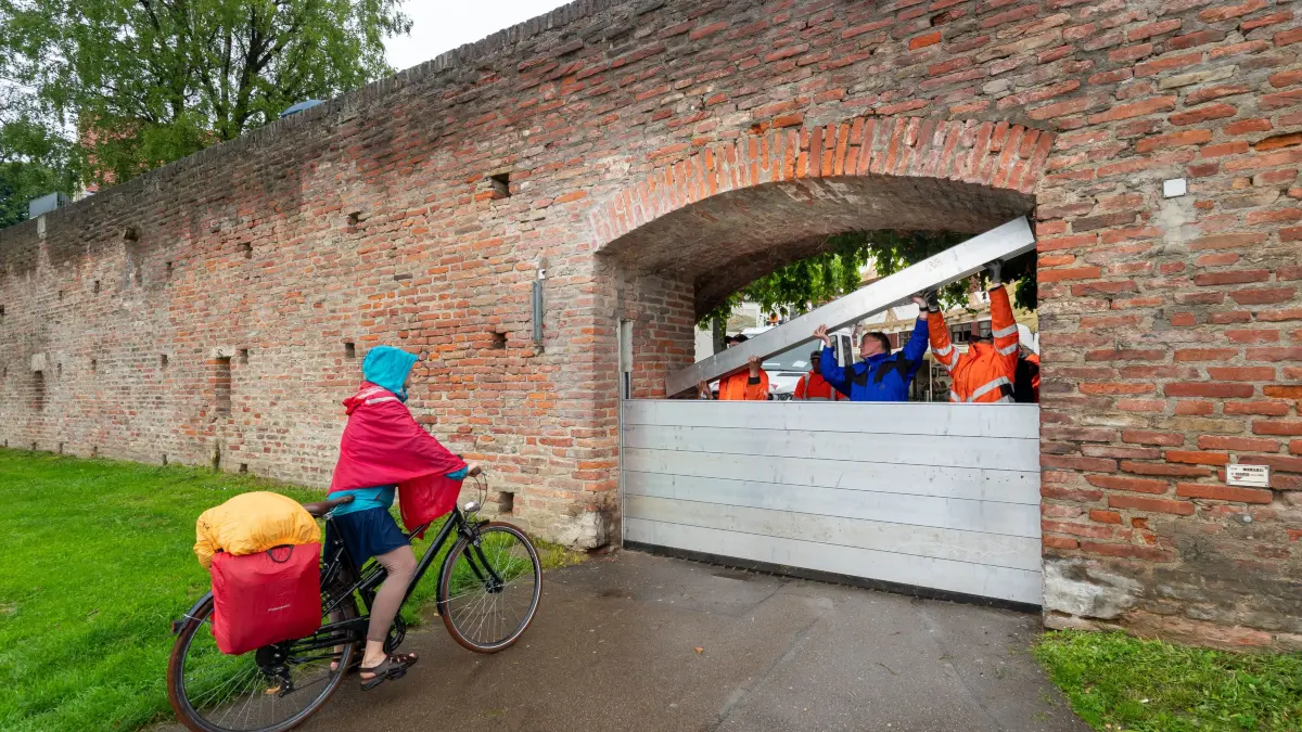 Hochwasser wird erwartet. Aufbau des Hochwasserschutzes am Fischerplätzle