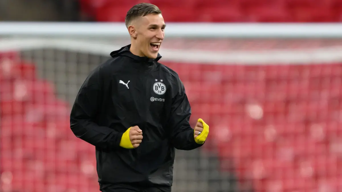 Vor dem Finale der Champions League — Training Borussia Dortmund: 31.05.2024, Großbritannien, London: Fußball: Champions League, vor dem Finale Borussia Dortmund - Real Madrid, Wembley Stadion. Dortmunds Nico Schlotterbeck jubelt während des Trainings im Stadion. Foto: Robert Michael/dpa +++ dpa-Bildfunk +++