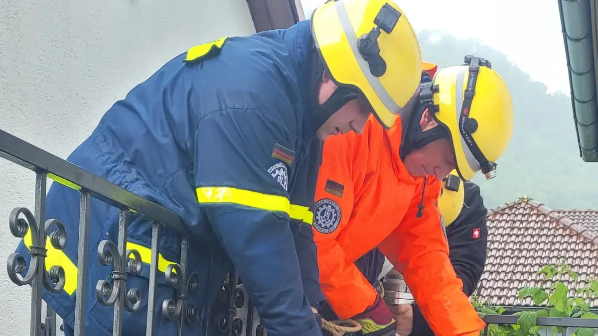 Kräfte des THW helfen beim Abpumpen in Gosbach