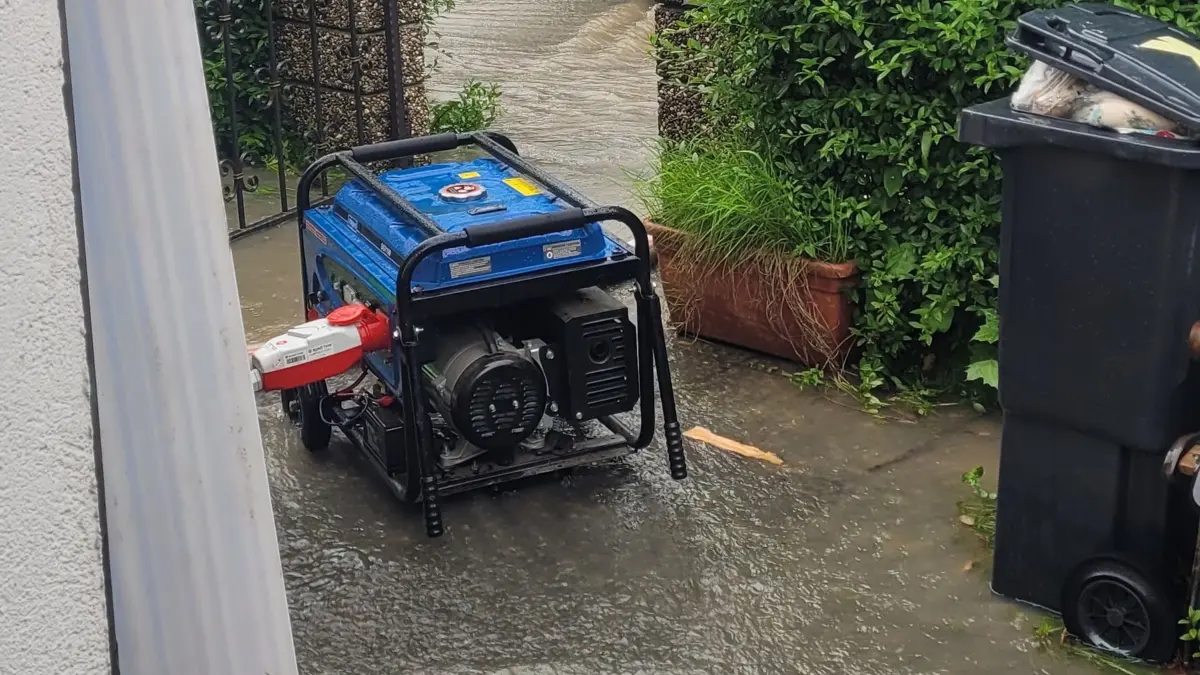Kräfte des THW unterstützen beim Abpumpen in Bad Ditzenbach