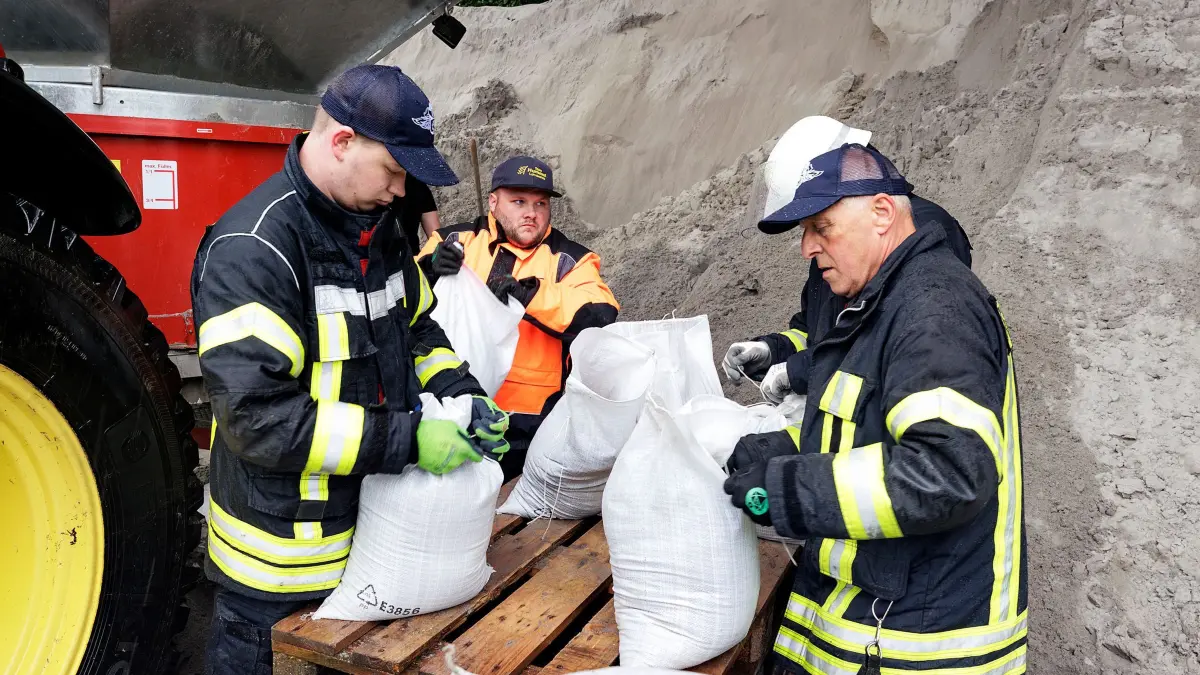 Unwetterwahrungen. Aufgrund des erwarteten extrem ergiebigeren Dauerregens halten sich die Feuerwehren im Landkreis in Bereitschaft. Die Fils, wie hier bei der Wasserkraftanlage in Deggingen, schwoll, verursacht durch den anhaltenden Starkregen, innerhalb kurzer Zeit stark an. Die Pegel Flüsse und Bäche stiegen schnelle an und die Feuerwehr war, wie hier bei der Firma G Moll in Gruibingen, damit beschäftigt 3000 Sandsacke abzufüllen und diese an die Feuerwehren der umliegenden Gemeinden zu verteilen. Die Sandsäcke wiegen ca. 15-20 kg und wurden mit trockenem Bausand gefüllt.600 Sandsäcke pro Stunde wurden unter Zuhilfenahme einer Sandsackbefüllmaschine befüllt und anschließend, zum Weitertransport, in Gitterboxen gelegt.