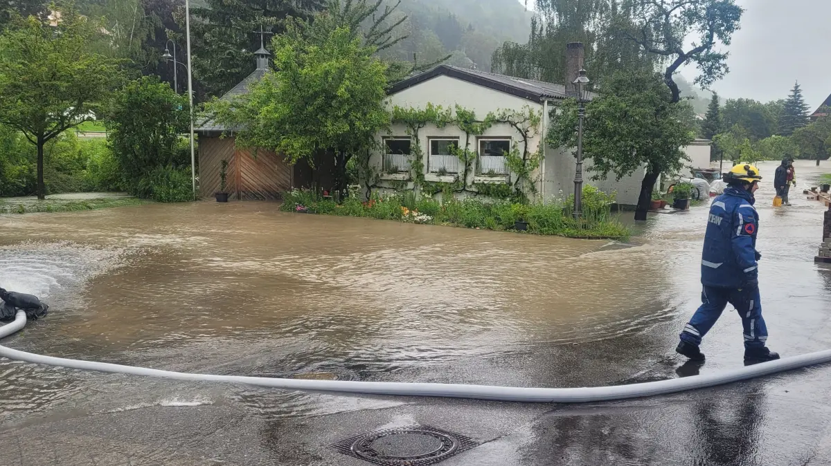 Das Geislinger und Gruibinger THW unterstützt beim Abpumpen von Wasser an den Gosbacher Mühlwiesen