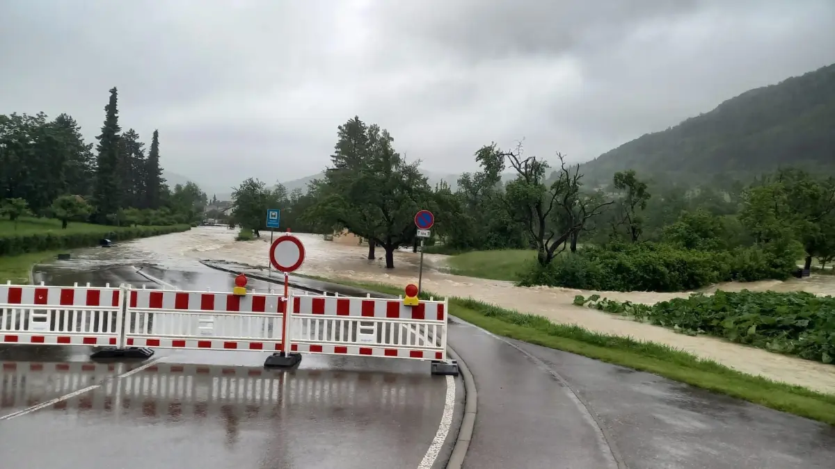 Die B466 zwischen Deggingen und Bad Ditzenbach wurde überflutet.