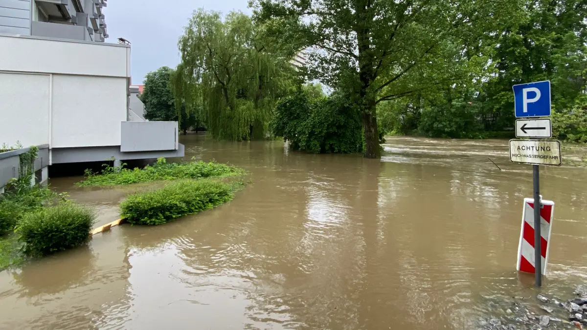 In Crailsheim ist die Jagst über die Ufer getreten: Parkplätze stehen unter Wasser.