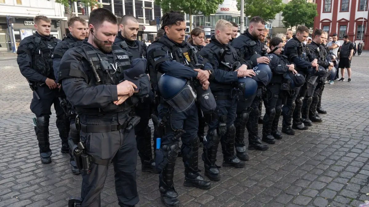 Trauer um ermordeten Polizisten in Mannheim: 02.06.2024, Baden-Württemberg, Mannheim: Minuten nach dem Bekanntwerden seines Todes trauern Polizisten auf dem Marktplatz in Mannheim um ihren getöteten Kollegen. Der Polizist war hier von einem Mann mit einem Messer niedergestochen und lebensgefährlich verletzt worden. Foto: Boris Roessler/dpa +++ dpa-Bildfunk +++