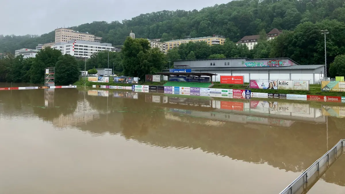 Hier kann vorerst nur geschwommen oder Wasserball gespielt werden. Der Optima-Sportpark lief in der Nacht zum Sonntag voll.