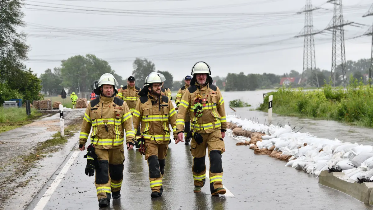 Mit einem Großaufgebot kämpfen die Feuerwehren aus Erbach und dem Umland darum, das Umspannwerk Dellmensingen vor einer Überflutung zu schützen.