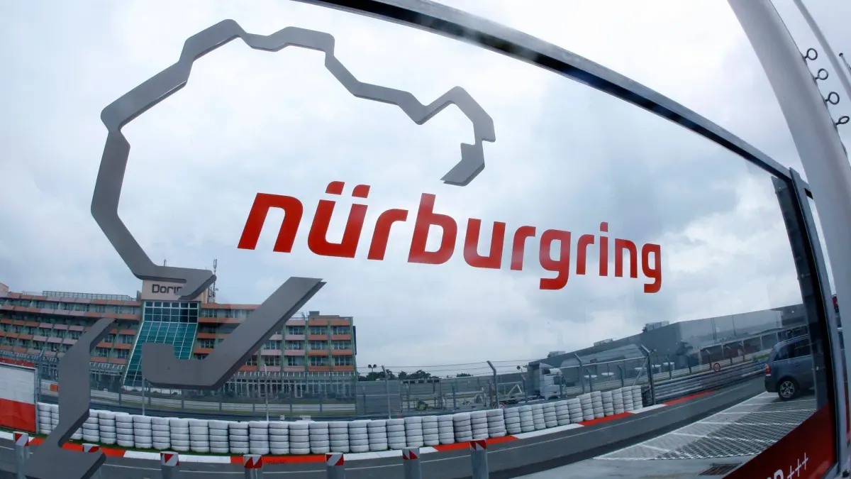 Nürburgring: ARCHIV - 20.07.2011, Rheinland-Pfalz, Nürburg: Eine Glasscheibe mit dem Logo der Rennstrecke Nürburgring steht an der Zufahrt zur Rennstrecke Nürburgring. Das 24-Stunden-Rennen musste abgebrochen werden. (zu dpa: «Nebel in der Eifel: 24-Stunden-Rennen auf dem Nürburgring abgebrochen») Foto: Jens Büttner/dpa +++ dpa-Bildfunk +++