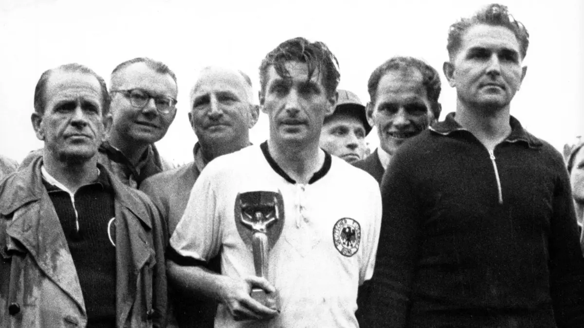 BR Deutschland, Weltmeister 1954, v.li.: Bundestrainer Sepp Herberger, Fritz Walter mit dem Coupe Jules Rimet und Torwa: BR Deutschland, Weltmeister 1954, v.li.: Bundestrainer Sepp Herberger, Fritz Walter mit dem Coupe Jules Rimet und Torwart Toni Turek