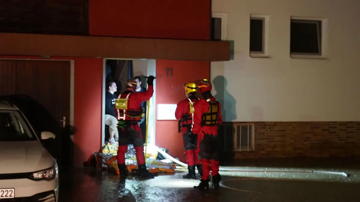 HB10, Strassen und Haeuser unter Wasser. Wassermassen fliesen durch die Stadt. Haeuser ueberflutet. Feuerwehr evakuiert. Hochwasser Kreis Göppingen